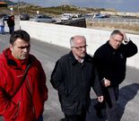 Dur�n, en Arou, entre el patr�n mayor y el portavoz del PP.