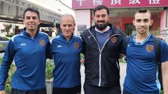 <span lang= gl >De esquerda a dereita, Mario Peso, José Ángel «Pacho» Oliveira e Abel Lorenzo, vos tres galegos do corpo de adestradores do AC Taipei, e ou técnico de porteiros Ángel Herreros, natural de Madrid, diante dás oficinas do club na capital de Taiwan.</span>