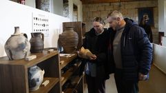 Mayra Martnez y Miguel ngel Garca con una de las piezas del museo.