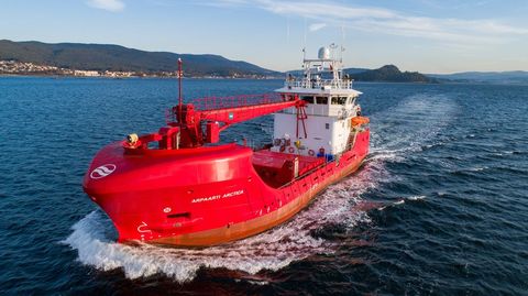 El Arpaati Arctica saliendo de la r�a de Pontevedra rumbo a Groenlandia tras su entrega por Nodosa a la Royal Arctic Line