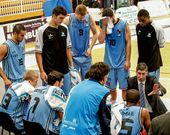 Lisardo G�mez, dando instrucciones a sus jugadores en un tiempo muerto ante el Burgos.