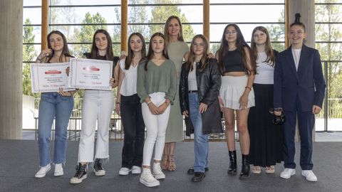 Silvia Lpez, en el centro, con sus alumnas de 3. y 4. de ESO del CPI Ribadumia, que ganaron el premio Galicia en la categora genrica de Periodismo en la Escuela