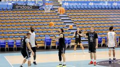 Francis Alonso (centro de la imagen) junto a otros compa�eros en un ejercicio de un entrenamiento en el Pazo