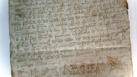 Pergamino de cuero perteneciente al monasterio de Mens, en Malpica, escrito en gallego alrededor de 1300.