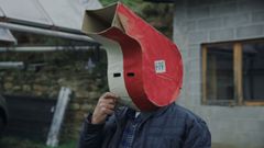 Un fotograma do documental �360 curvas� cun dos protagonistas cun disfraz de chifre