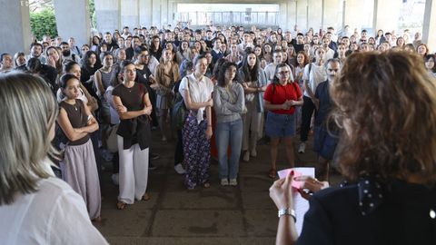 Aspirantes en la entrada del CIFP Polit�cnico de Conxo, donde se examinan m�s de trescientos opositores