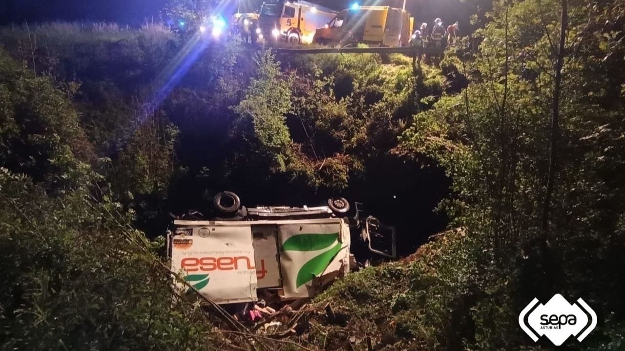 Herido un camionero de 46 años al caer por un desnivel de 10 metros en Tineo cuando transportaba fruta