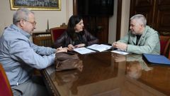 Elena Candia mantuvo una reuni�n de trabajo con el decano de la Facultad de Psicolog�a, Arturo X. Pereiro (izquierda), y el docente Xos� Ant�n G�mez-Fraguela (derecha) en la Casa del Concello.