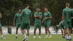 Juan Delgado, en el centro de la imagen, durante una charla de Javi Rey