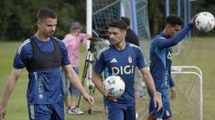 Josip Brekalo (d), último fichaje del Real Oviedo, junto a otra nueva incorporación, Dendoncker (i), durante el entrenamiento del equipo este viernes, el penúltimo antes de recibir el domingo en el Carlos Tartiere al Real Madrid