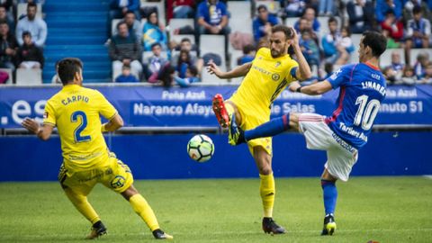 Linares disputa un baln en el Oviedo-Cdiz