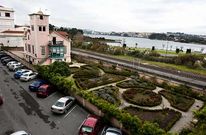 La Casa Rosa de O Burgo, de alto valor arquitect�nico y cerrada, tiene un gran jard�n contiguo.