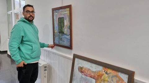 Enrique Prada con uno de sus cuadros.