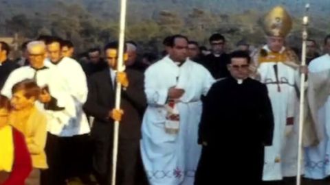 Fotograma de la pelcula en que se puede ver al cardenal Quiroga -luciendo la mitra y flanqueado por el cura Aquilino Fernndez- encabezando la comitiva de camino a la celebracin de la misa que dio por inaugurada la iglesia