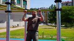 El alcalde, Gonzalo Prez Jcome, probando un aparato de la zona de calistenia del parque Angelita Paradela