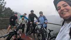Noelia Rodr�guez, con algunos de los primeros clientes de Bikarte, su emprsa de recorridos por la Ribeira Sacra en bicicleta el�ctrica