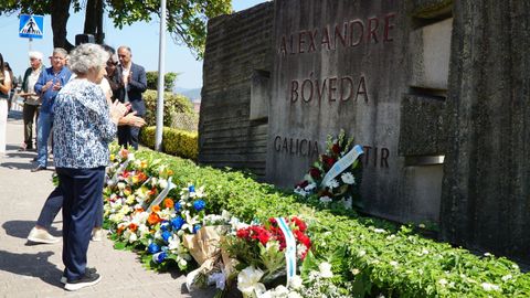 Celebración del Dia da Galiza Mártir. Amalia Bóveda, ante el monumento que recuerda a su padre