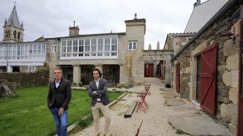 Ricardo Escobar y Jorge Dosil en el patio de Casa Solance, desde donde se puede gozar de vista a la Iglesia de Santa Maria