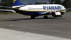Avi�n de Ryanair en el aeropuerto de Santiago