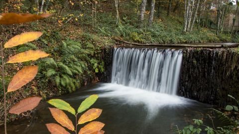 Una antigua presa en el ro Penacova desva el agua que se utiliza para mover las rueda de la ferrera 