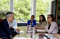 La conselleira de Facenda, a la derecha, durante su reuni�n de ayer en Bruselas con Walter Deffaa.