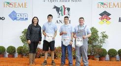 Avelino, en el centro, tras resultar ganador del concurso en la ciudad italiana de Cremona el fin de semana.