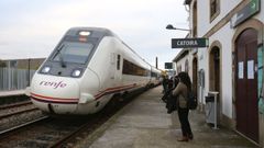 Imagen de archivo de un tren en la estaci�n de Catoira.