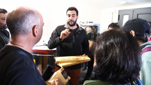 Diego L�pez (en el centro), copropietario de la empresa ap�cola O Galeir�n, mustra sus instalaciones a los visitantes en una edici�n anterior del programa Os Cami�os dos Sabores