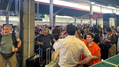 Im�genes de la estaci�n de Ourense tras los retrasos de los trenes con destino a Santiago
