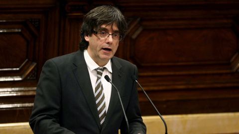 En su discurso en el debate de investidura, Puigdemont ha pedido que se deje a un lado el orgullo para asumir la dignidad, con el fin de culminar el proceso soberanista sin cobardas, pero tampoco con temeridades, siguiendo la estela de su predecesor, Artur Mas