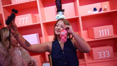 Una �influencer� haci�ndose un selfi en una tienda de Labubu en Londres