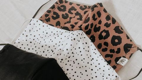 A mano. Isabel Works trata de lanzar cada d�a un modelo nuevo. Para confeccionarlas se nutre de telas de una tienda de Ferrol.