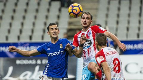 Linares pelea un bal�n ante el Lugo