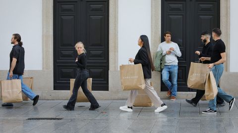 Trabajadores de Inditex entrando con bolsas en la tienda de Zara de calle Compostela
