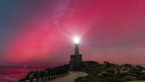 Auroras boreales esta noche desde el faro Punta Nariga,en Malpica