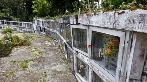 Vecinos de Tir�n protestan por el mal estado de conservaci�n del cementerio de Tir�n