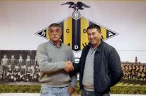 Jos� Ram�n Cores, a la derecha, el d�a de la presentaci�n de Leis como t�cnico del Ribadumia.