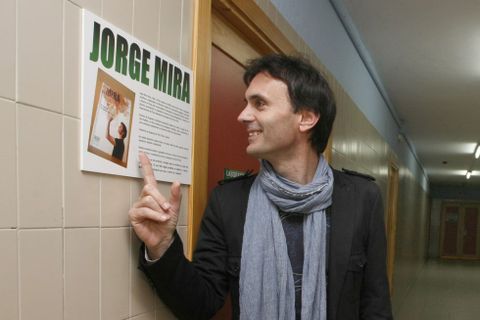 Jorge Mira, xunto  placa do laboratorio que leva o seu nome. 