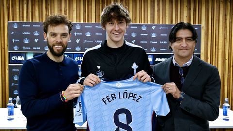 Fer L�pez, con Marco Garc�s y Sergio �lvarez, en su presentaci�n como incorporaci�n al Celta el pasado invierno.