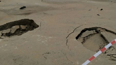 Dos peque�os hundimientos en la playa de Poniente