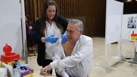 Antes de reunirse con el equipo que coordina el programa de cribado, el conselleiro se vacun contra la gripe y el covid en FIMO 