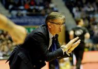 Moncho Fern�ndez, pidiendo calma a sus jugadores.