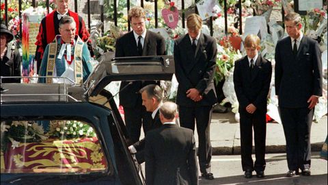 Los prncipes Guillermo y Enrique, junto a su padre el prncipe Carlos, durante el funeral de Diana de Gales.