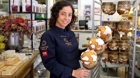 Luc�a L�pez en San Isidro Backery (Bergondo).�Xo�n Crujeiras (Bido) destaca sus �riqu�simos panetones� y elogia tambi�n su pasteler�a en general, algunas recetas son muy antiguas, desde hace 120 a�os.