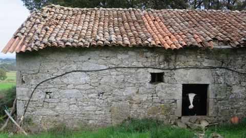 Vista exterior do antigo obradoiro de camp�s da parroquia de Muradelle, sobre o que se sabe moi pouco