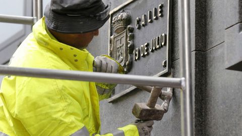 Un operario trabaja en la sustitucin de la placa de la calle 19 de Julio, en el centro de Oviedo, en aplicacin de la ley de Memoria Histrica por parte del Ayuntamiento de Oviedo