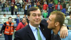 V�ctor Pi�eiro, de traje oscuro, con el franc�s Delporte, jugador del Racing