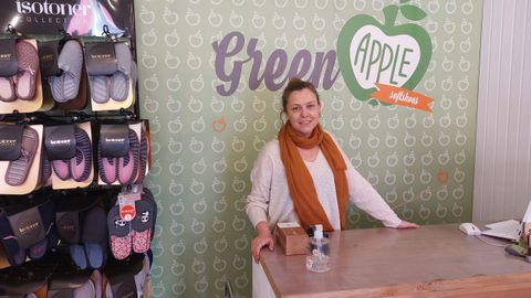 Teresa Pereira abri la zapatera Green Apple poco antes del cierre de la tienda de Zara de la plaza de Armas