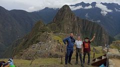 A estos tres turistas de A Pobra do Broll�n les dio tiempo a visitar el Machu Picchu antes de que estallase la crisis que los tiene bloqueados en Arequipa