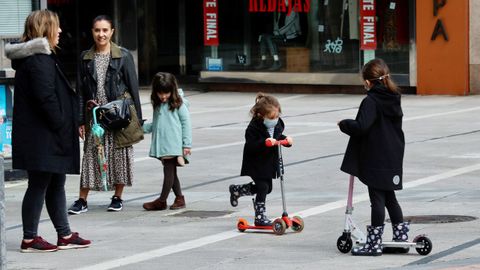 Un padre pasea con su hijo en Oviedo